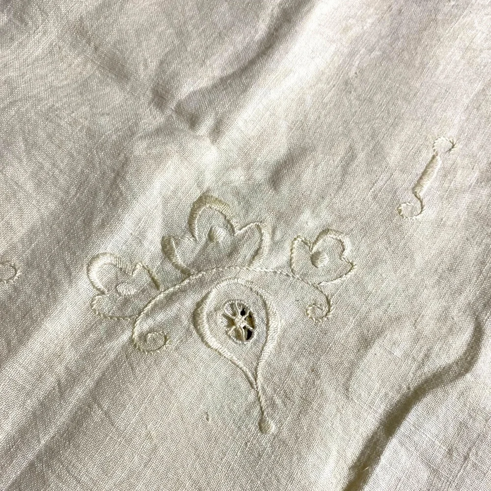 Vintage square tablecloth embroidered floral beige eyelets  OSB